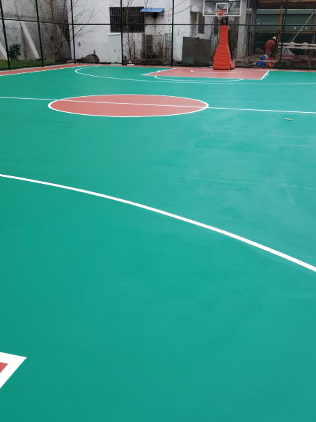 翁田镇 球场长期使用易出现地面开裂